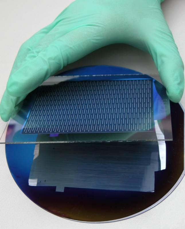 Einkristalline Si-Dünnschicht-Solarmodule mit Schichttransfer-Verfahren (PSI), ISFH Einkristalliner Si-Wafer erhält poröse Trennschicht Einkristalline Si-Dünnschicht (5-25 µm) wird mit hoher Rate