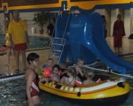 Der Ansturm auf den Nichtschwimmer wurde zum Getümmel, in dem Spiele, Tauchen oder Schlauchbootfahren trotzdem mit viel Spaß für die Kids realisiert werden konnten.
