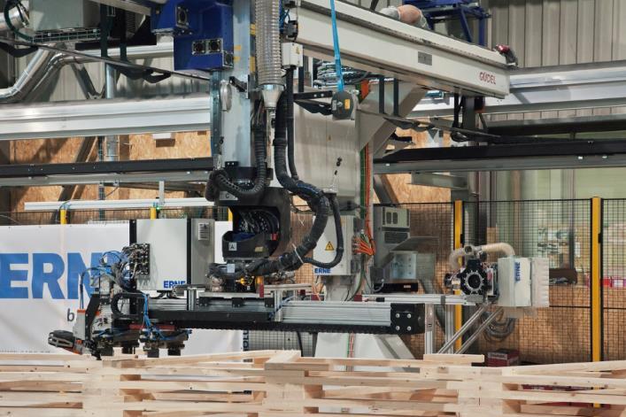 Die Robotikanlage wird zur Fertigung hochkomplexer Bauteile im Holzbau eingesetzt.