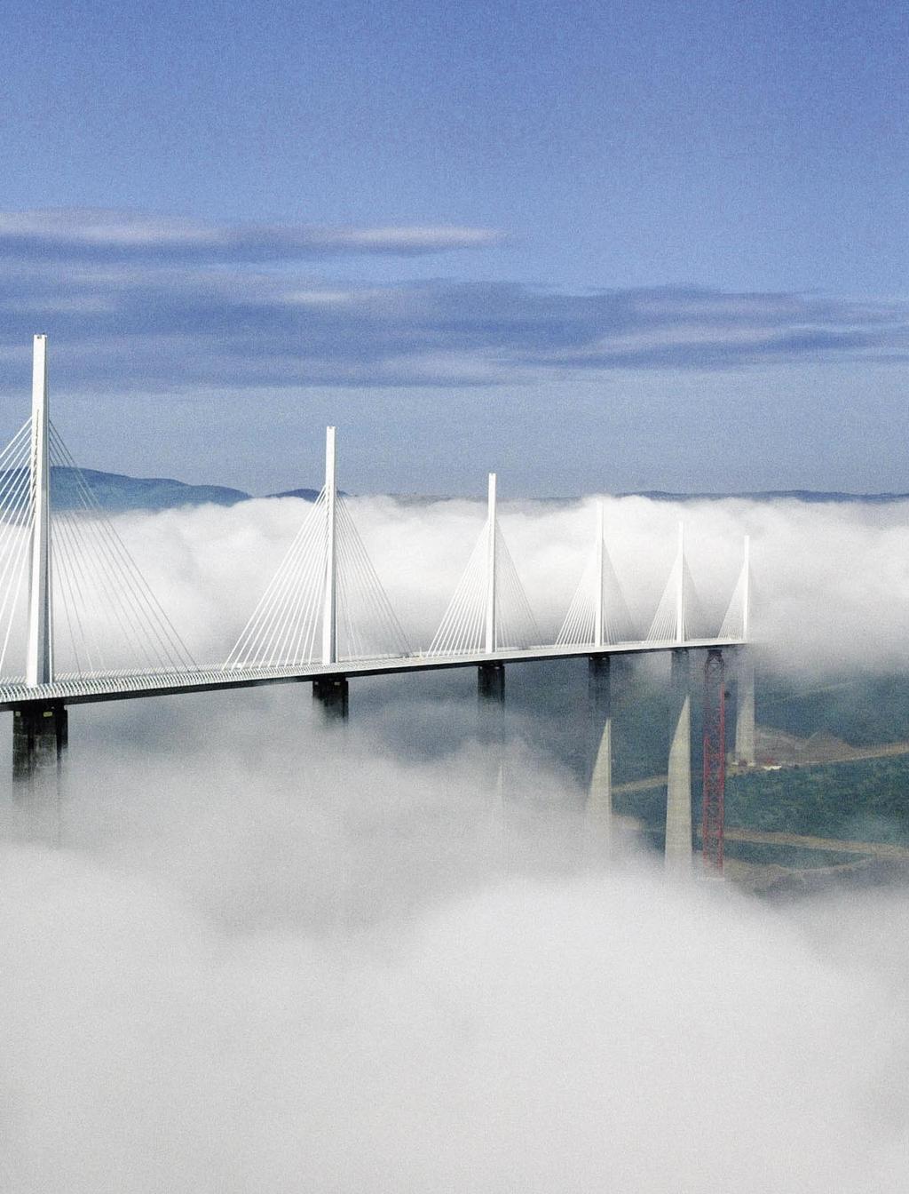 Über den Wolken rollen manchmal die Autofahrer auf der höchsten Autobahnbrücke der Welt über das Tarn- Tal, und dann gibt es Bilder wie dieses.