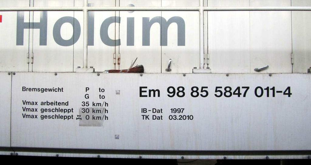 Die Lok war ursprünglich beim Holcim Werk Eclépens im Einsatz; Dort war die Lok ausschliesslich im Zementwerk im Einsatz.