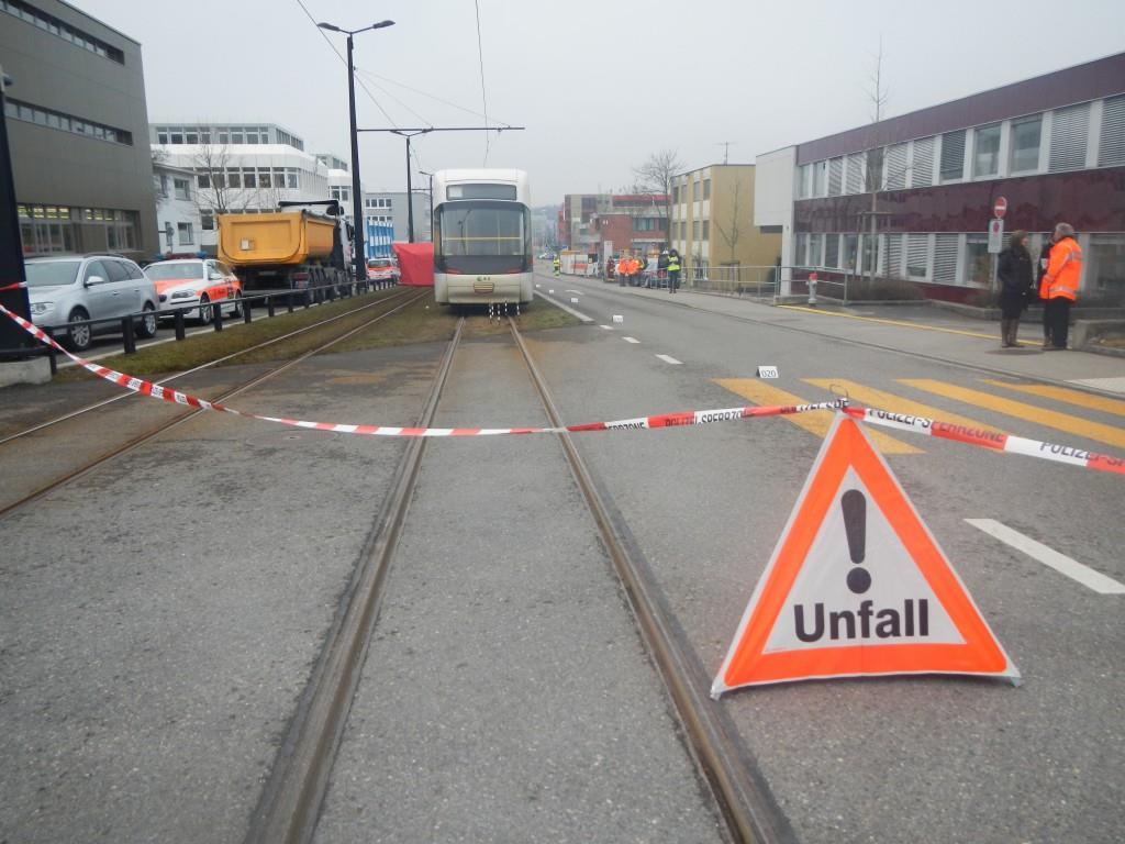 Neue Glattalbahnline 12 nur mit Ampel gesichert: Vier Unfälle seit der