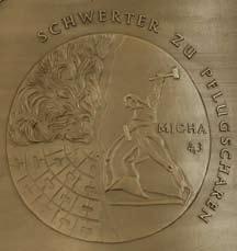 Das Logo zu dem Bibelspruch Schwerter zu Pflugscharen (Micha 4,3) entstand 1980. Es wurden etwa 100.000 Stoffaufnäher verbreitet.