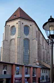 1521 stiftete er (auch im Namen seiner ver storbenen Brüder Ulrich und Georg) eine Siedlung für unverschuldet in Not geratene Mit bürger. Mit dem Bau in der Jakobervorstadt war 1516 begonnen worden.