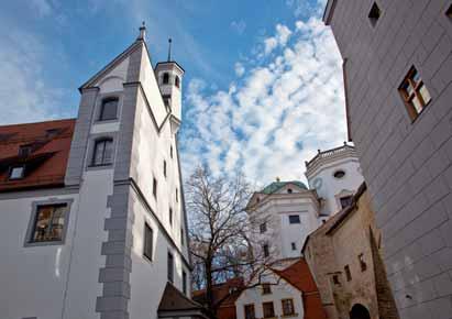 27 Die markante Fassade der evangelischen Heilig- Geist-Spitalkirche gegenüber dem Roten Tor.
