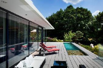 Gira_OBJ_Asian_Lifestyle 6+7 Auf der Terrasse lädt ein Pool zum