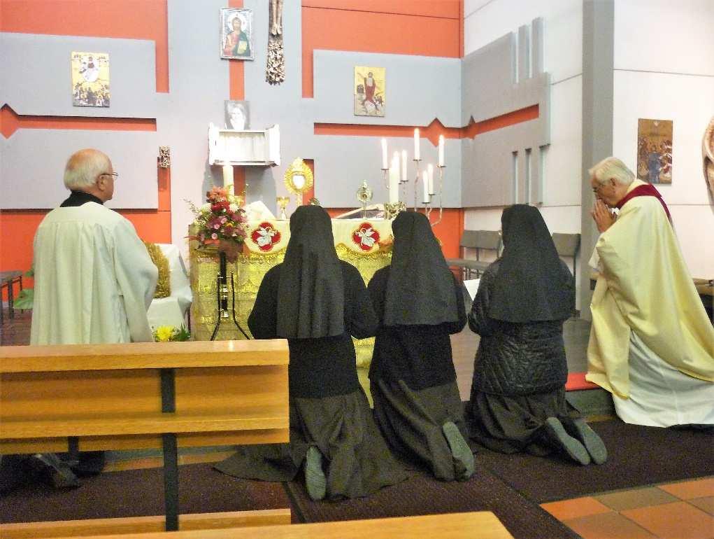 vor dem ausgesetzten Allerheiligsten ihr Treuegelöbnis nach den Regeln der Kongregation der Little Sisters of St.