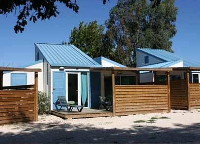 Chalet FAMILY Gebaut in 2008 Max. 8 Personen 2 chambres 3 chambres Mobil-Home Cottage 3-Raum-Holzhaus mit Klima - Anlage, ca. 45m 2 Wohnfläche mit 2 Schlafräumen mit jeweils ein Doppelbett (140cm).