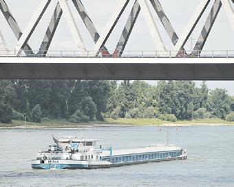 Bundesverkehrsminister Alexander Dobrindt hat heute auf Einladung des Bundesverbandes der Deutschen Binnenschifffahrt e. V. (BDB) in Duisburg ein Praktikum in der Binnenschifffahrt absolviert.