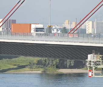 Eine langanhaltende Niedrigwasserphase auf dem Rhein und starker Wettbewerb durch den LKW aufgrund niedriger Dieselpreise haben die Binnenschifffahrt und den Schienengüterverkehr erheblich belastet.