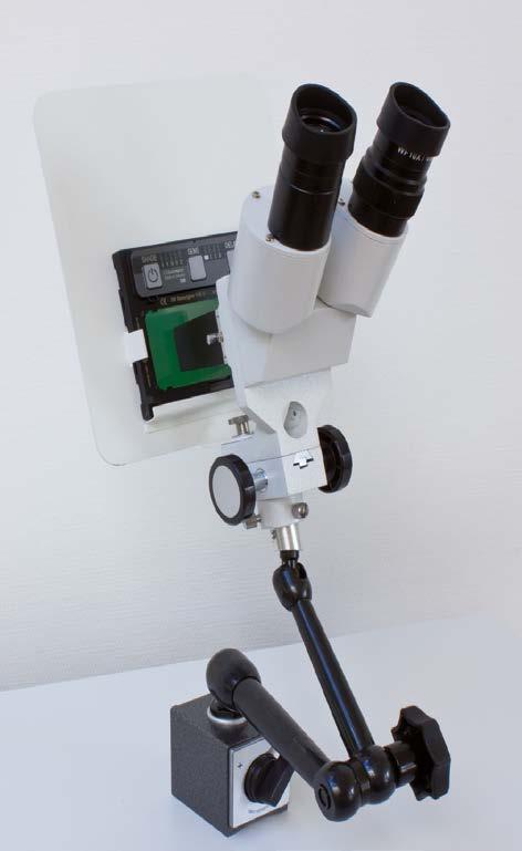 Durch Entnahme der Blendschutzkassette ist das Mikroskop auch beim Polieren oder zur Qualitätskontrolle