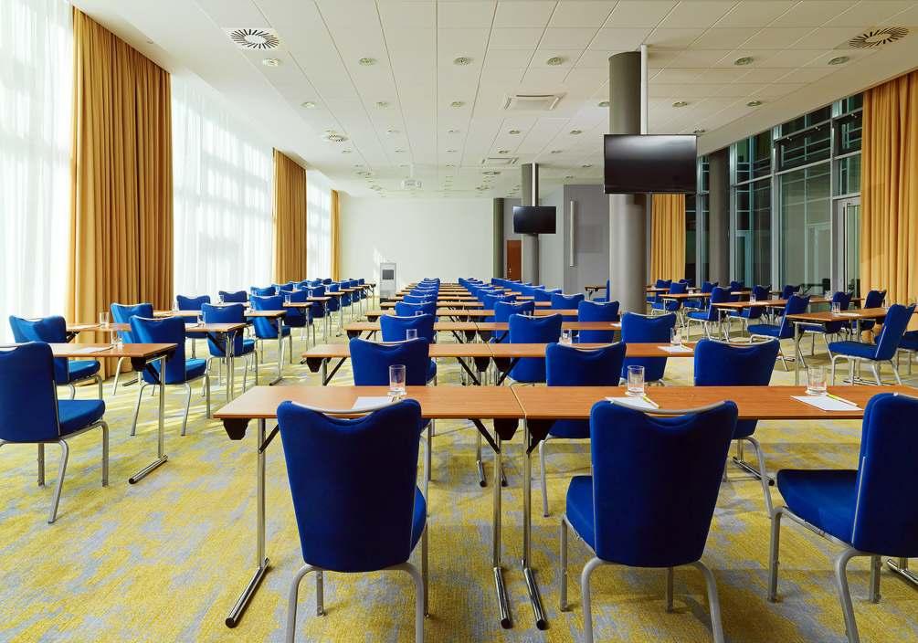 Konferenzräume Elf Konferenzräume, sowie zwei großzügige lichtdurchflutete Foyers für Ausstellungen und Empfänge, bieten einen modernen Rahmen für Ihre erfolgreiche Veranstaltung.
