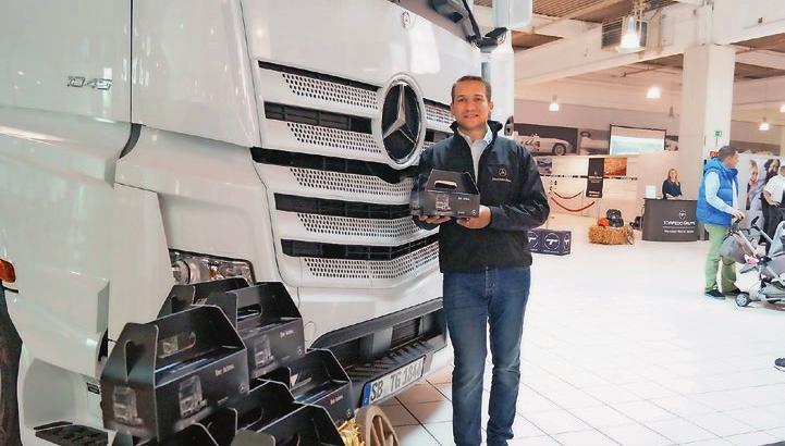 16 20 Jahre Actros Torpedo Garage Saarland GmbH feiert den Geburtstag Business News Anzeige Maximilian Ritter, Torpedo Garage Saarland, testete gemeinsam mit Kunden den Actros, der seit 20 Jahren