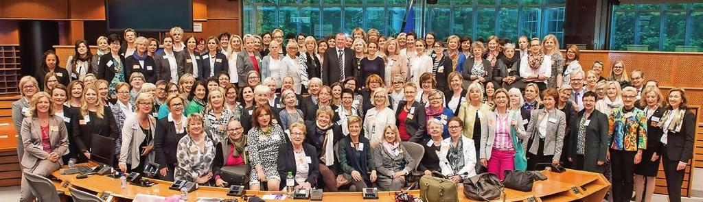 4 Standortpolitik Neues aus Berlin und Brüssel Frauennetzwerke helfen auch in Europa Europa verbindet: 120 Frauen nahmen an dem Netzwerktag teil. Foto: DIHK/Felix Kindermann Brüssel.