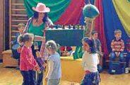 18 Donnerstag, 1. Juni 2017 Wilhelm-Götz- Kindergarten Zirkus Müllendino Seit mehreren Wochen beschäftigten sich die Kinder mit dem vielseitigen Thema Müll und Recycling.