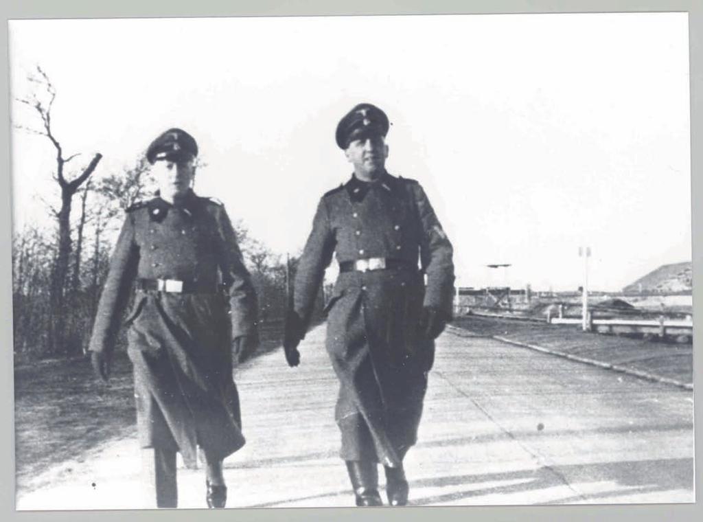 DiE Täter Ewald Jauch Ewald Jauch und Wilhelm Dreimann, 1941. Das Foto zeigt Ewald Jauch (rechts) und Wilhelm Dreimann am Karfreitag, 11.
