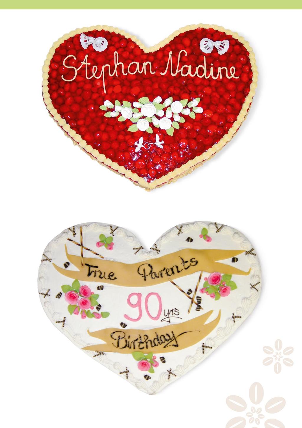 Sandra: Herztorte, ca. 60 x 80 cm, belegt mit frischen Erdbeeren und dekoriert mit Schriftzug und einem Bouquet aus weißen Zucker-Rosen (ergibt ca.