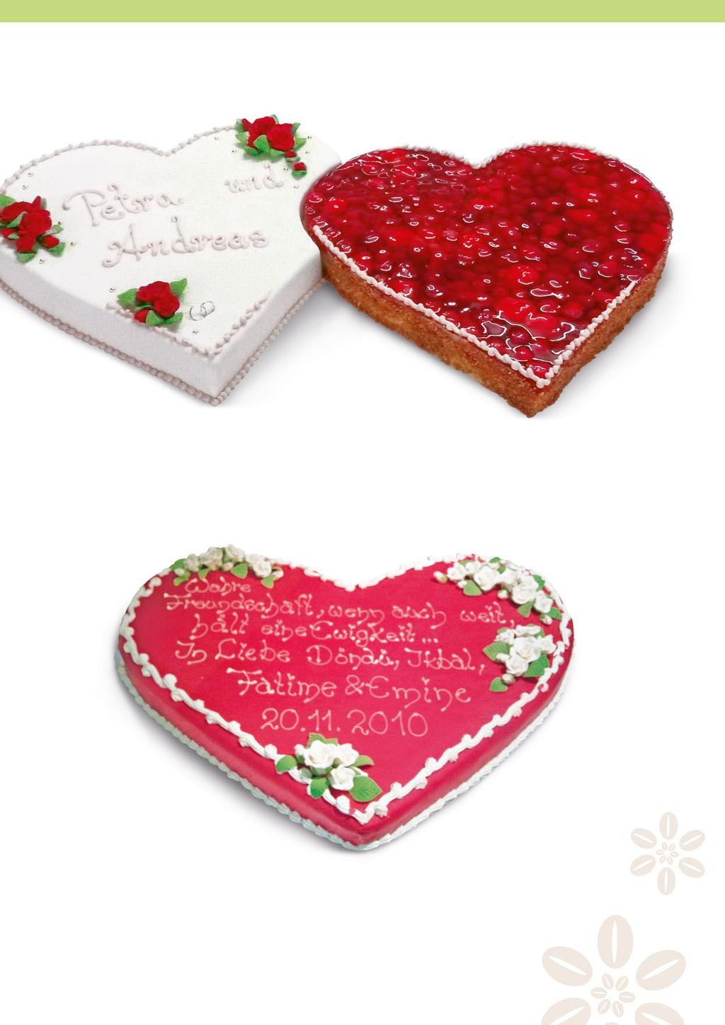 Freya: Zwei Herzen, je ca. 40 x 60 cm, belegt mit frischen Erdbeeren und mit weißem Fondant, das mit Bouquets aus roten Zucker-Rosen sowie einem Schriftzug dekoriert ist (ergibt ca.