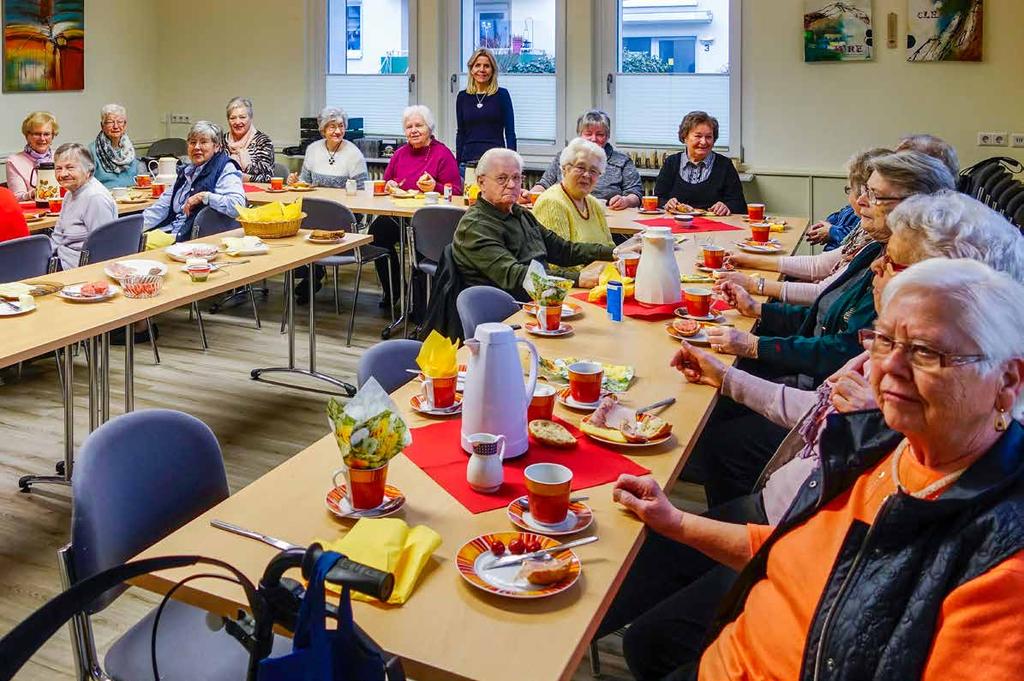 11 Frühstückstreff schafft Zusammenhalt WBG-Sozialdienst-Mitarbeiterin Simone Spitzer (Mitte, stehend) ist gerne Gast beim Frühstückstreff.