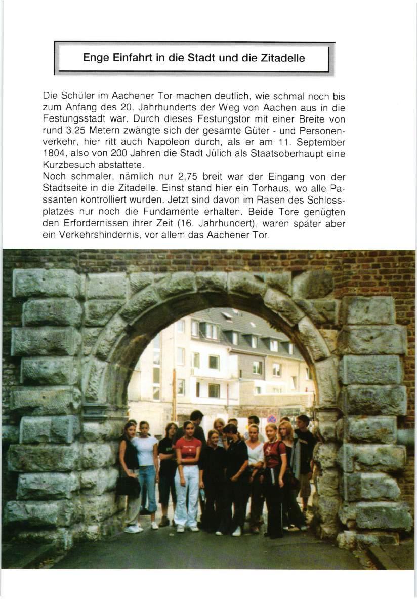 Enge Einfahrt in die Stadt und die Zitadelle Die Schüler im Aachener Tor machen deutlich, wie schmal noch bis zum Anfang des 20. Jahrhunderts der Weg von Aachen aus in die Festungsstadt war.