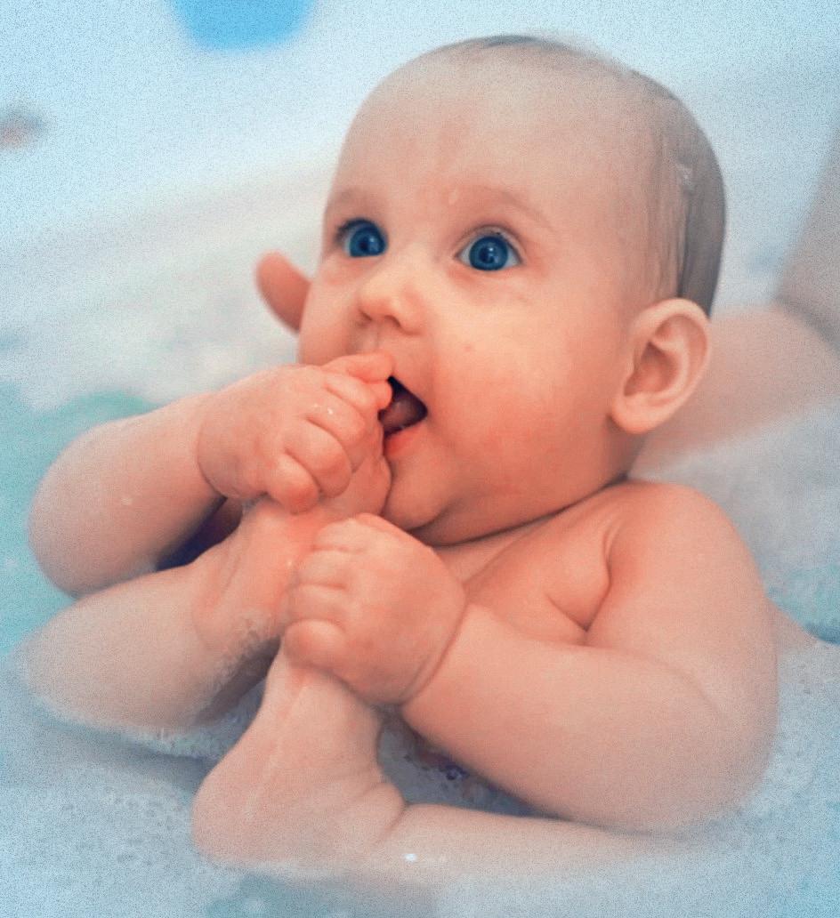 6 7 Das erste Mal baden Baden ist mehr als nur Saubermachen. Genießt die Zeit, die Ihr mit Eurem Kleinen verbringt das ist auch wichtig, um Eurem Baby Geborgenheit zu vermitteln.