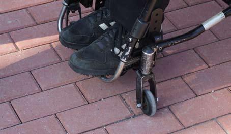 Mobilitäts- Behinderung 23 Gehbehinderte Alles, was für den durchschnittlichen Fußgänger die Nutzung eines Gehweges bequem macht, ist für den Gehbehinderten oft eine absolute Voraussetzung der