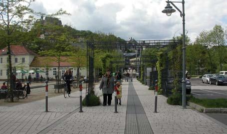 Barrierefreiheit gerecht werden kann. Leitstreifen als Gestaltungsmittel in Marburg.