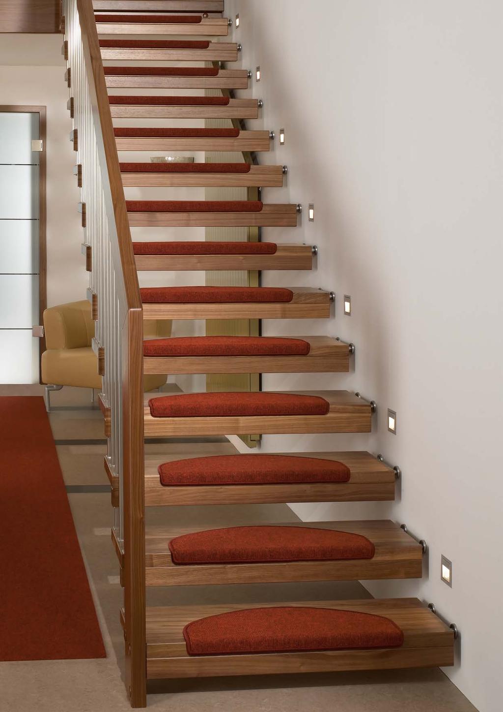 Stufenmatten bieten Komfort und erhöhen die Trittsicherheit auf der Treppe.