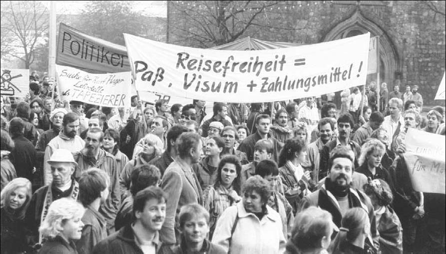 STATION 03 Die friedliche Revolution Bei der größten nicht-staatlichen Massendemonstration in der DDR am 4. November 1989 gingen etwa 400 000 Menschen für mehr Freiheit und Demokratie auf die Straße.