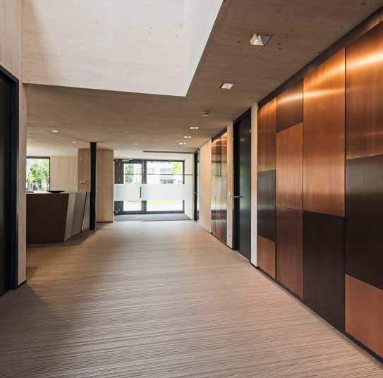 Architektur 10 4/2014 Materialgestaltung entsteht. Auf einer Bodenplatte aus Stahlbeton wurden die Außenwände in massiver Brettsperrholzbauweise errichtet.