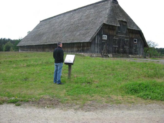 teilweise liegen Wurzeln und große Steine im Weg Bodenoberfläche besteht