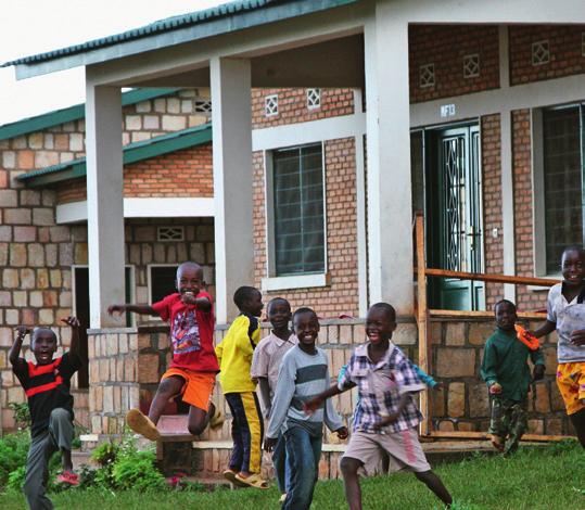 3.3 SOS-Einrichtungen in Burundi Gruppenarbeit 1 1 SOS-Kinderdörfer Ein SOS-Kinderdorf in Burundi besteht aus mehreren Familienhäusern, dem Dorfleiterhaus, dem sogenannten
