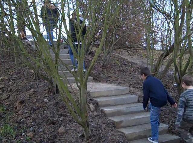Unsere Treppe ist fertig! Die Gemeinde Eitorf hat die Materialien gestellt und der Förderverein die Firma Hackelberg beauftragt.
