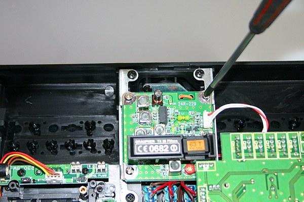 zuerst die Senderbatterie durch vorsichtiges Lösen der Steckverbindung vom Sender getrennt werden. Anschließend werden die 4 Halteschrauben des HF-Moduls gelöst.