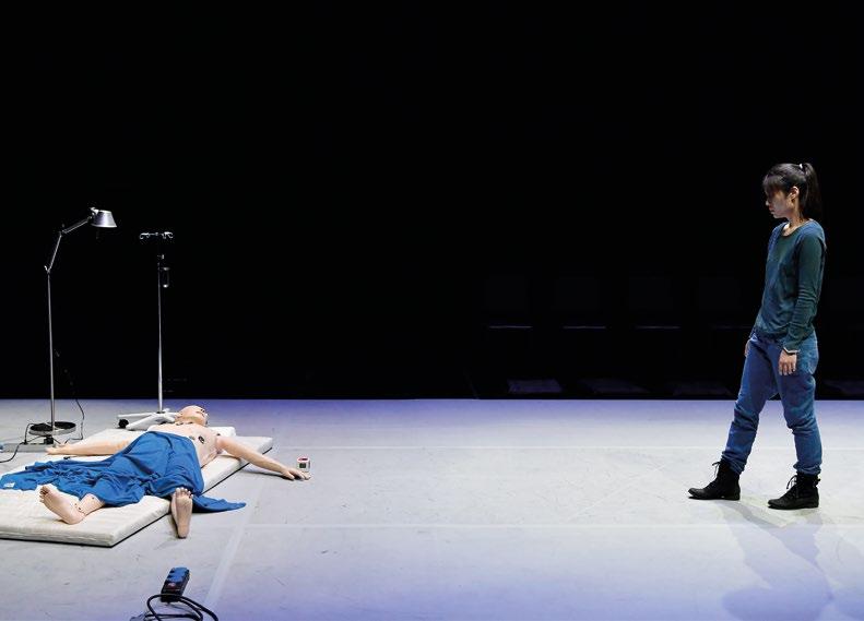 Aufführungen DER TOD KÖNNTE AUS- STERBEN Annäherung an einen Dummy Die koreanische Künstlerin Geumhyung Jeong präsentiert ihre Produktion "CPR Practice".