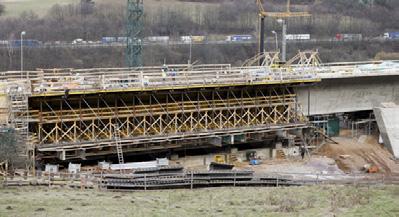 Bild 7 (oben): Großbohrgeräte Bild 8 (links): Großbohrpfähle Du=1,20m Das besondere an diesem Bauwerk ist der Spannbetonüberbau mit den endgültigen Stützweiten bis zu 90 m, einer Überbauhöhe