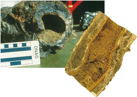 Der Strömungskanal ist im Inneren mit Ablagerungen des Kupfer-Sulfides Kupferkies ausgekleidet, das bei Temperaturen von mehr als 300 Grad Celsius aus der Lösung auskristallisiert ist.