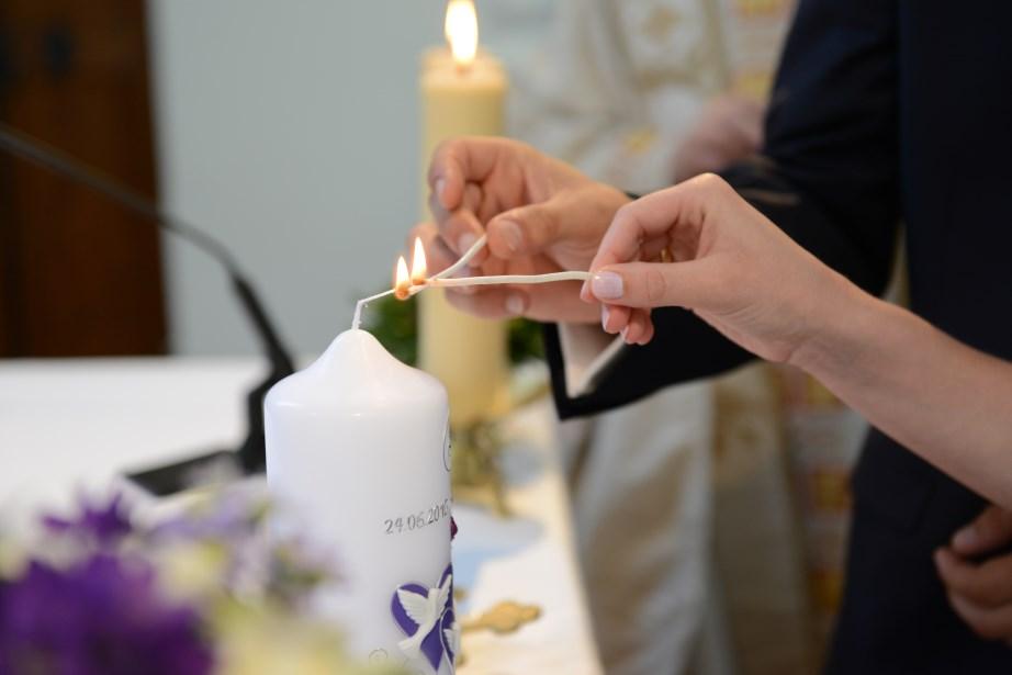 Seit dem Mittelalter gehört die Kerze als Symbol für Licht und Wärme zur Trauungsfeier.