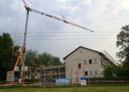Generalsanierung und Erweiterung der Grundschule Pauluszell Mit einem Kostenaufwand von ca. EUR 1.250.000 wird derzeit die Grundschule Pauluszell komplett saniert und erweitert.