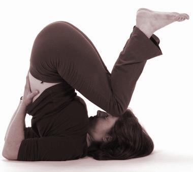 2 Zieh deine Knie Richtung Brustraum, drück deine Hände und Arme in die Matte, aktiviere deine Bauchmuskulatur und hebe dein Gesäß nach oben an.