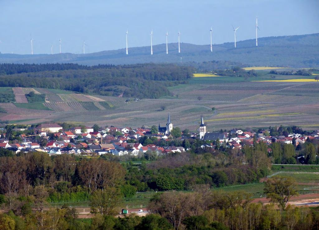 Zum Schluss noch ein Blick von der Straße Biebelsheim /Planig auf Langenlonsheim und die Windräder im