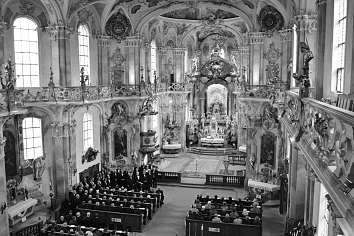 Zweifellos ein Höhepunkt, denn in der Klosterkirche darf im Gottesdienst, außer dem ortsansässigen Chor, niemand sonst singen. Singen was sie wollten, durften sie allerdings nicht.
