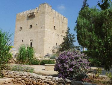 Kolossi und Kourion Orientierungsfahrt zur Altstadt von Limassol. Danach Besichtigung der Festung Kolossi: U.a. das römische Theater, Ruinen einer Badeanlage und die Reste einer frühchristlichen Basilika.