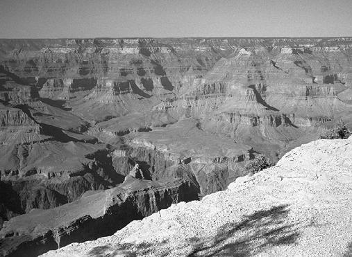 DER GRAND CANYON Der Grand Canyon befindet sich in einer Wüste in den USA. Er ist eine sehr große und tiefe Schlucht mit vielen Gesteinsschichten.