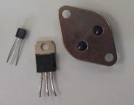 Basiswissen: Audio 1. Kennzeichnen Sie die beiden fehlenden Elektroden am rechten Transistor mit den richtigen Bezeichnungen. Linker Anschluss Rechter Anschluss Gehäuse Emitter 2.