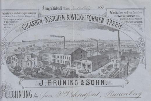 der großen Fabrikanlage. Schutzmarke der 1827 gegründeten Firma. Florale Elemente.