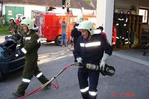 Technische Übung Bei der Übung mit der FF - Großkrut war die Aufgabe mit den hydraulischen Rettungsgeräten