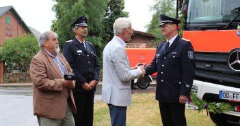 Foto:Monika Bürgermeister Michael Sarach übergibt symbolisch einen