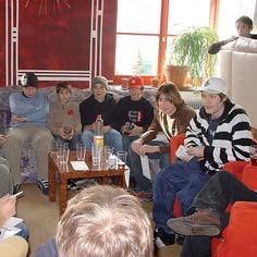 Im Jahreshöchstwert waren an einem Samstag 103 Jugendliche (2004: 119 Jugendliche) im Camäleon.