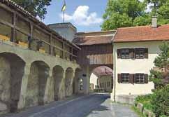 mit eigenen Rechten ausgestattet, wie dem Münzrecht, bildete die Stadt als Verwaltungsmittelpunkt und Wittelsbacher Nebenresidenz eine bayerische Grenzfestung am Lech.